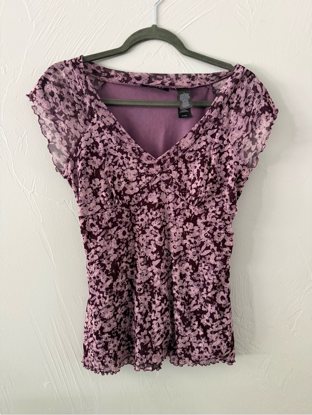 Axcess by Liz Claiborne Purple Floral Mesh V-Neck Top Size Medium